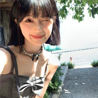 穿黑衣的女孩